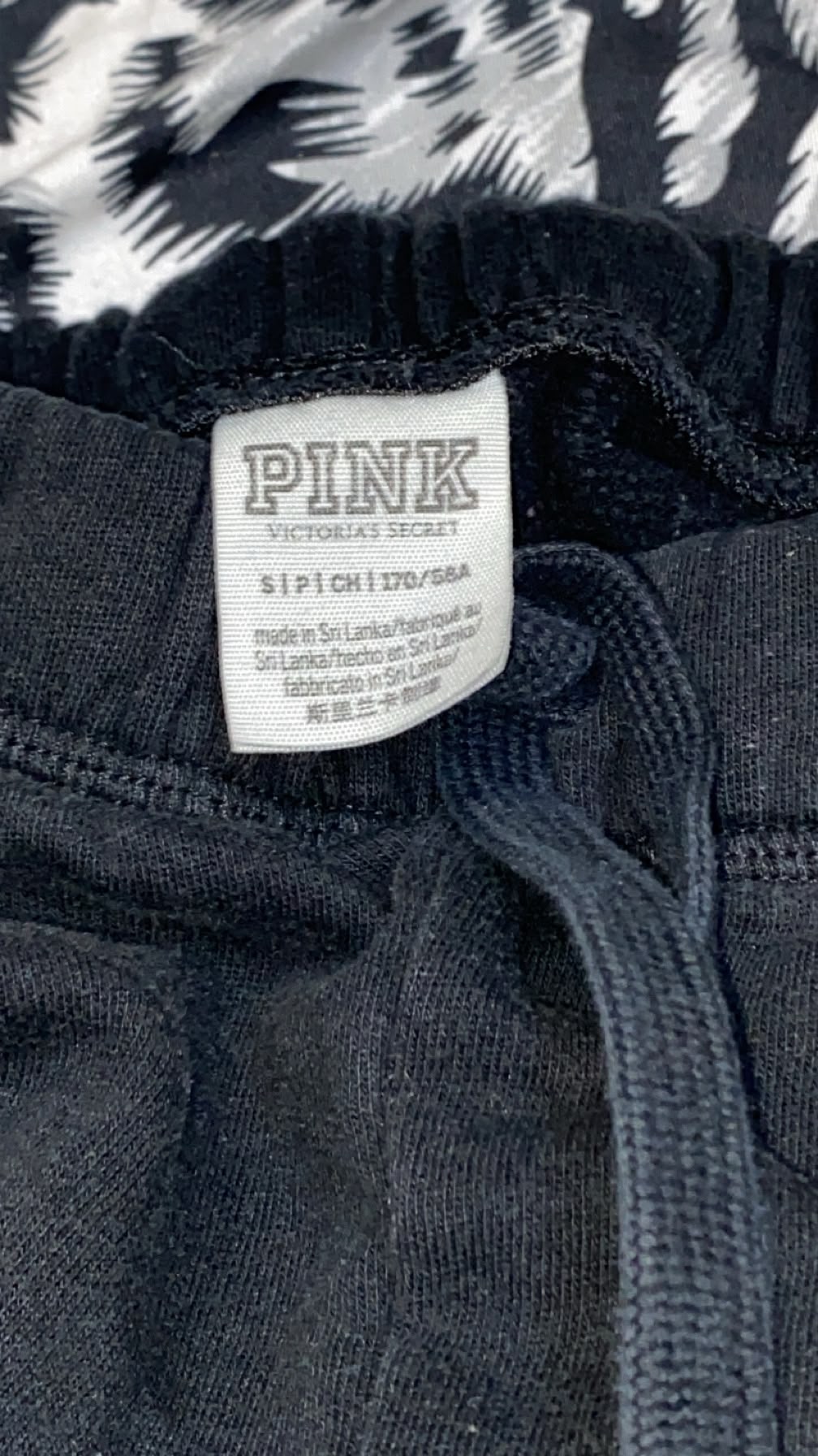 PINK Victoria's Secret Graphic Fleece Shorts – Black