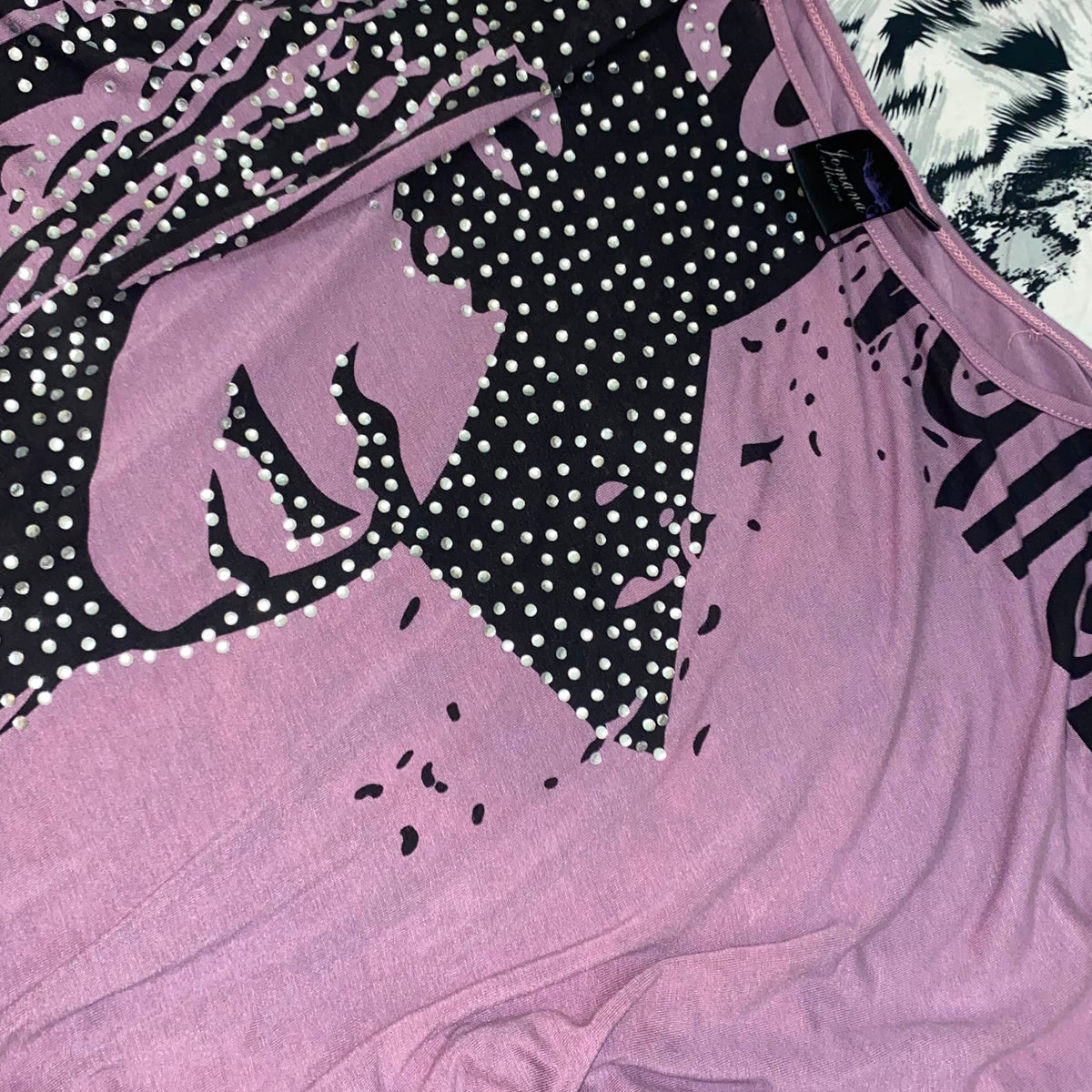 Jomana Collection Rhinestone Graphic Cutout Top – Dusty Purple