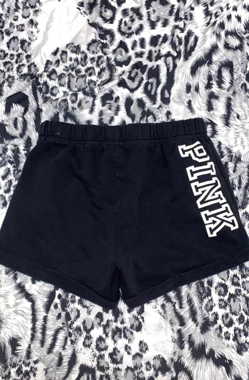 PINK Victoria's Secret Graphic Fleece Shorts – Black